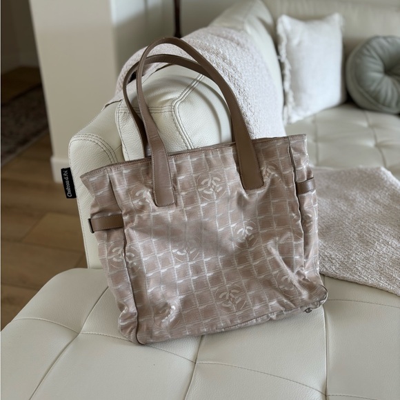 Large CHANEL Cream and Brown Tote Bag with Vintage-Inspired Design - Picture 1 of 9